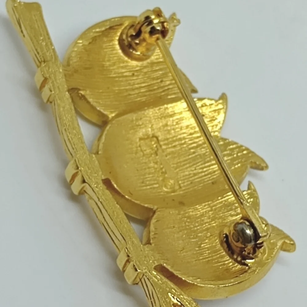 * vintage Crown Trifari signed white enamel 3 owls pin brooch - Picture 4 of 6